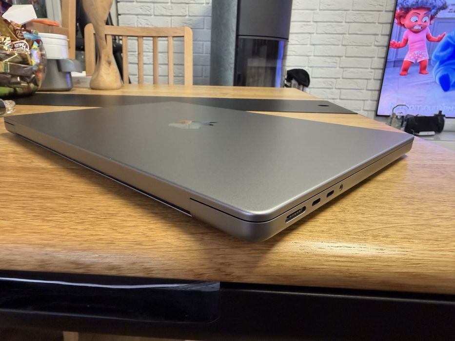 MacBook Pro 14” M1 Pro 16 GB / 1 TB SSD + magic mouse 2