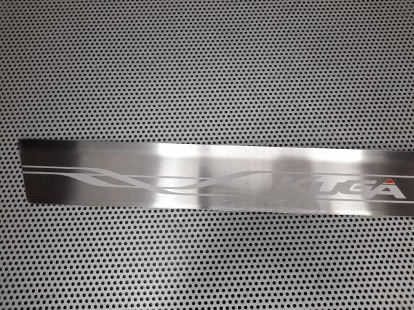 Rodapé / soleira porta frente direita FORD Kuga II (DM2)