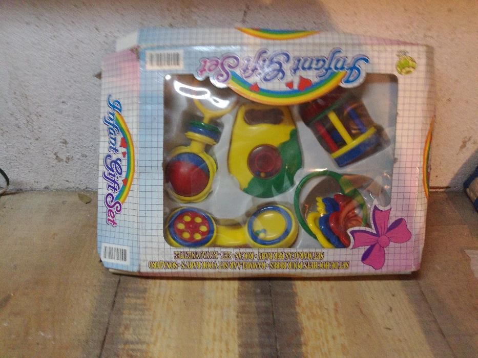 Brinquedos Bebes e botas