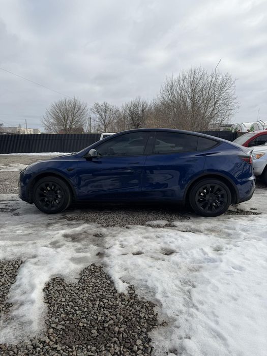 Tesla model Y 2024