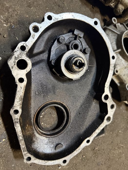 Pokrywa rozrazdu z pompa fiat 126p/ 500