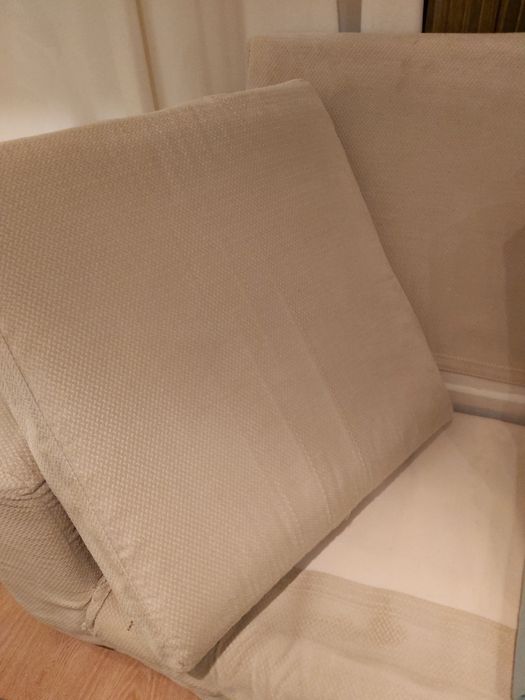 Sofá de 2 lugares com pés de madeira.