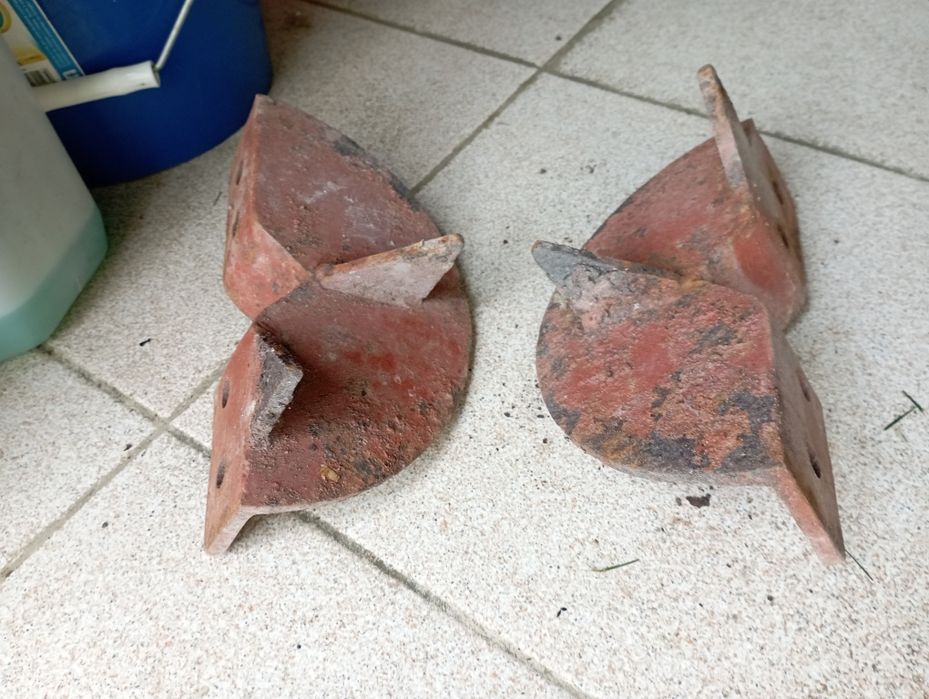 Suporte para tubo ou poste de ferro.