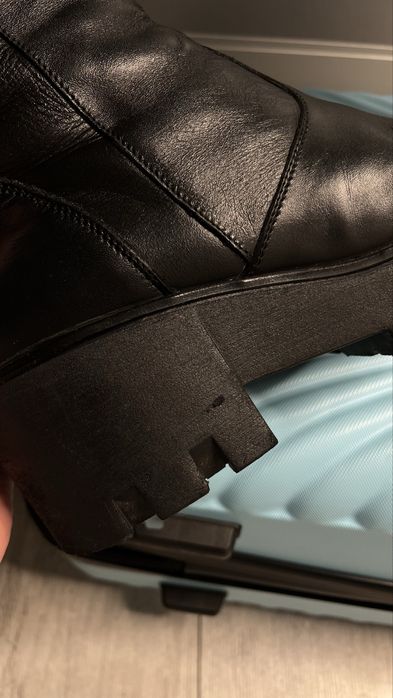 Високі зимні чорні шкіряні жіночі чоботи на тракторній підошві