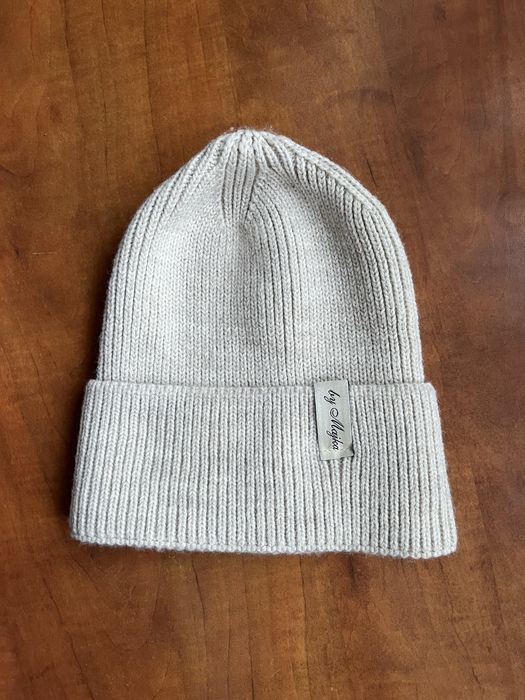 Czapka w kolorze jasnego beżu