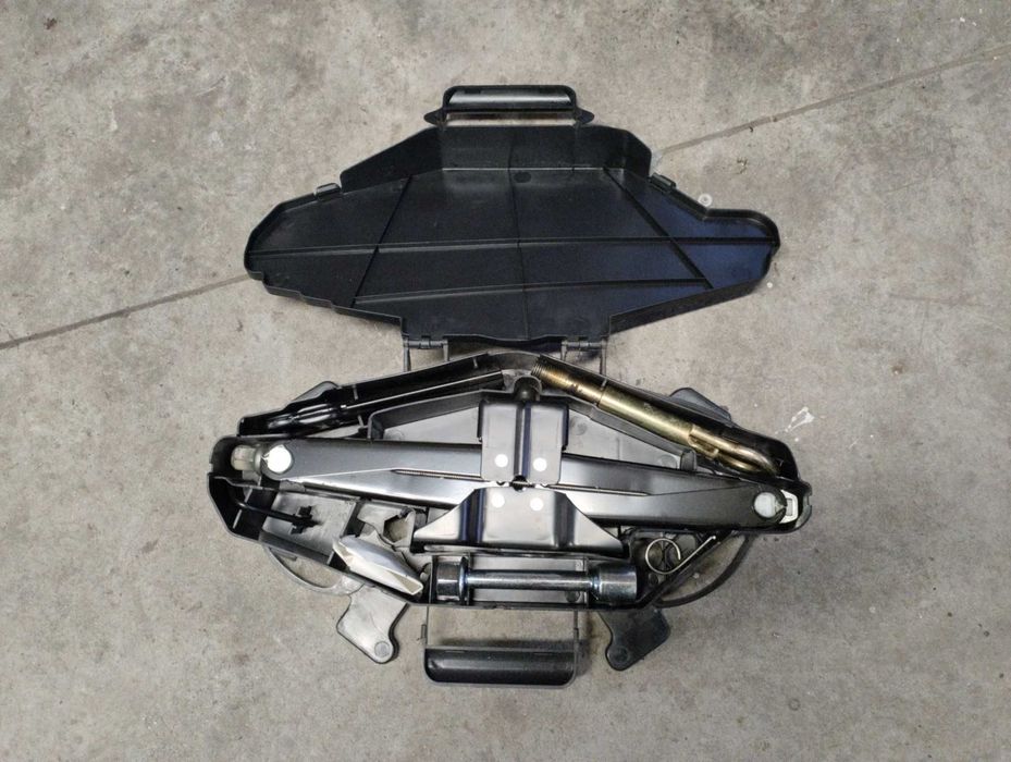 Lewarek podnośnik ucho holownicze komplet do zmiany koła walizka Trafic Vivaro Master