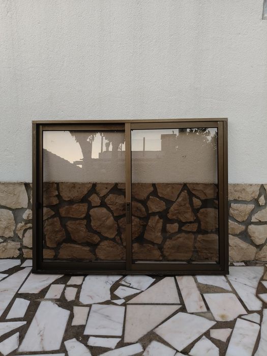 Janelas em alumínio castanho.