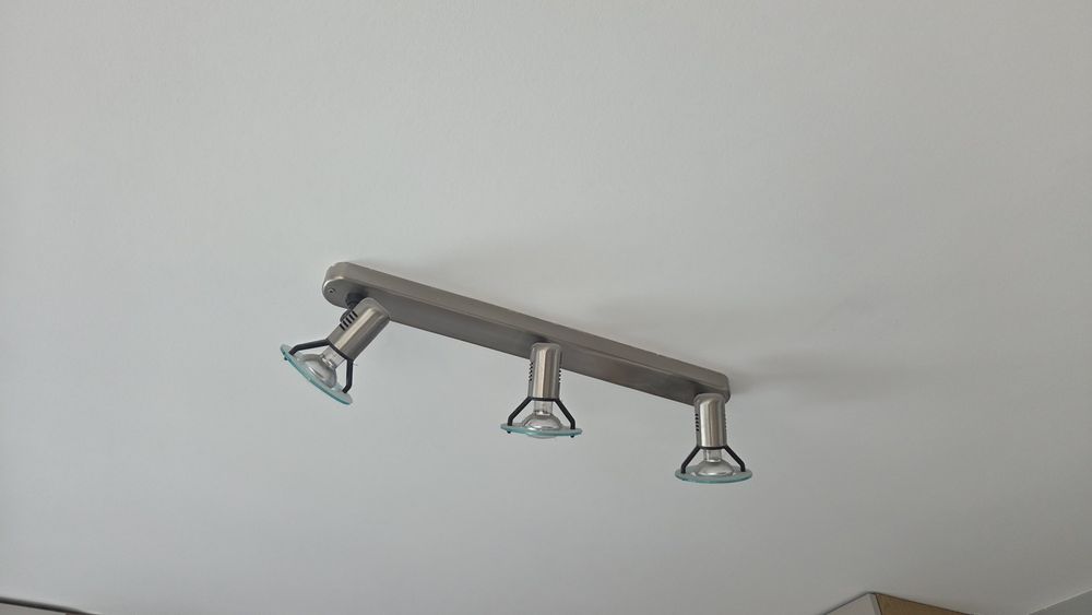 Lampa sufitowa z reflektorkami