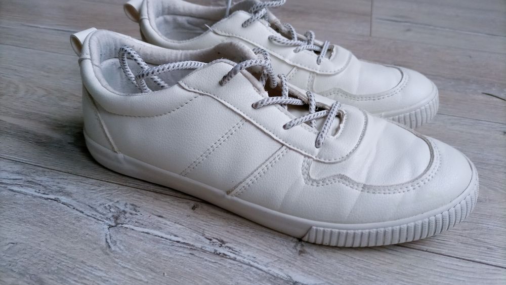 Białe buty chłopięce Reserved 39