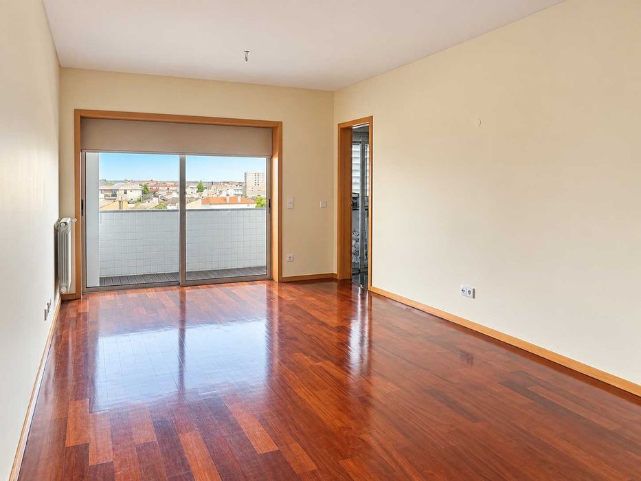 T2 com Suite, Varanda e Garagem | 109 m² | Metro a 350 m