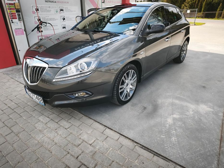 Lancia Delta Auto zadbane z oryginalnie małym przebiegiem światła LED