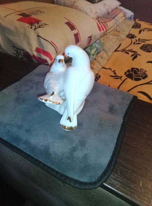 Фарфоровая фигурка   голуби