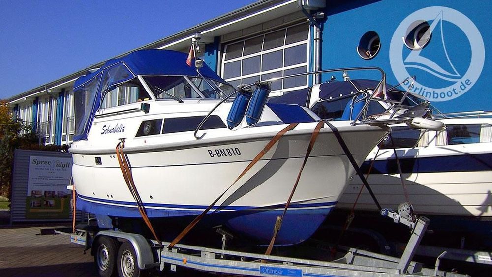 Łódź Motorowa z silnikiem i przyczepą.