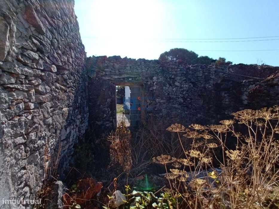 Moradia em ruina com terreno em Maxieira
