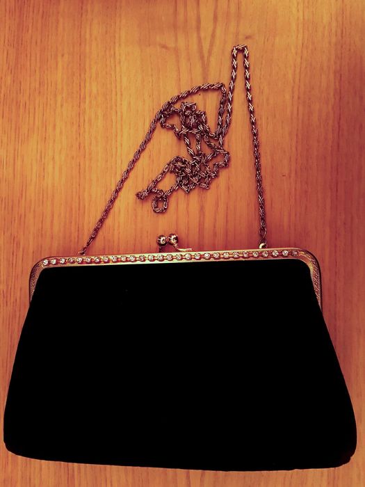 Clutch de cerimónia Muito Elegante em veludo preto