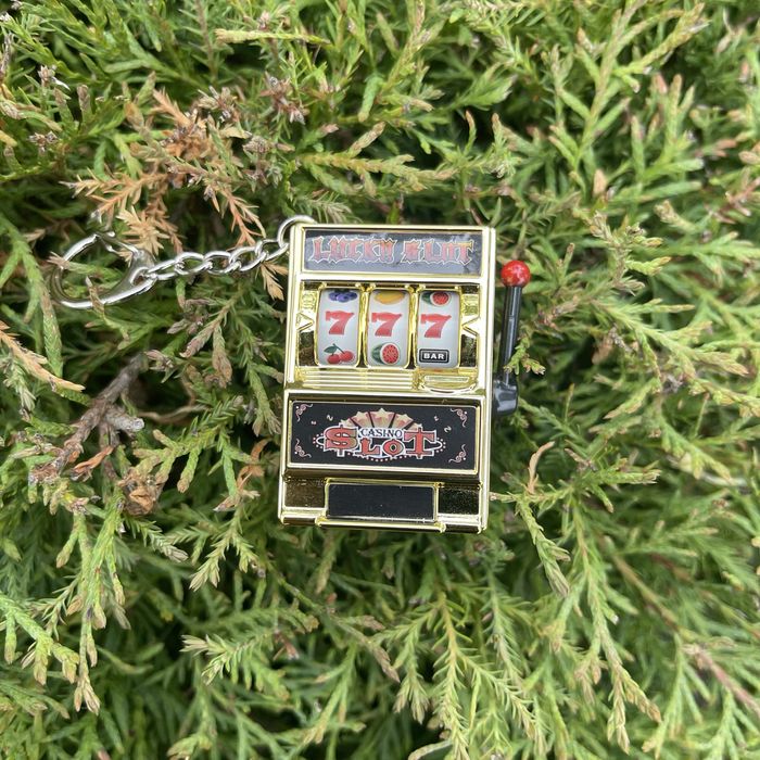 Брелок на ключи в виде игрового автомата, казино