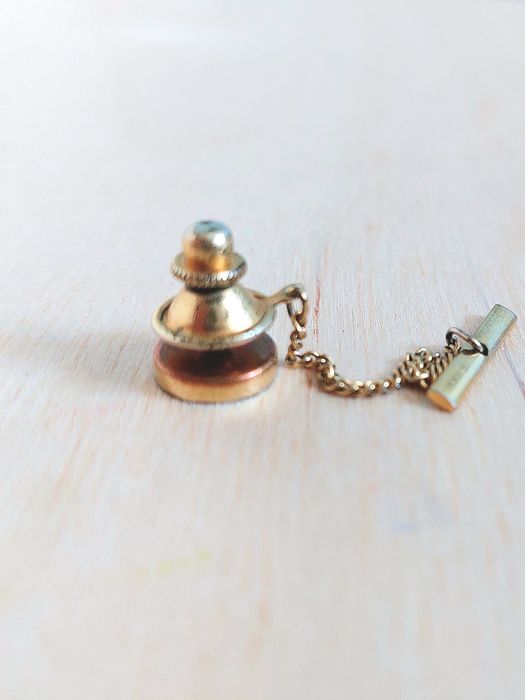 Elegancka pozłacana retro spinka do krawata