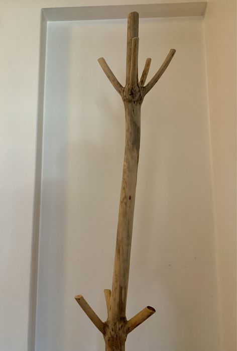 Cabide de pé, em madeira rustico