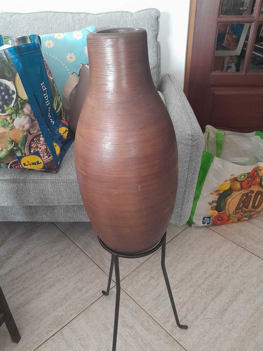 Vaso decorativo de chão em barro com suporte em ferro forjado