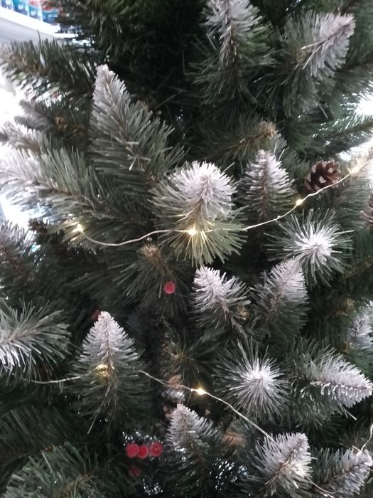 Гірлянда 50 LED ламп працює від батарейок.