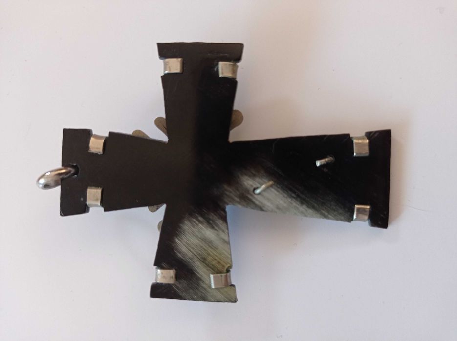 Cruz em prata, osso e pedra verde malaquite