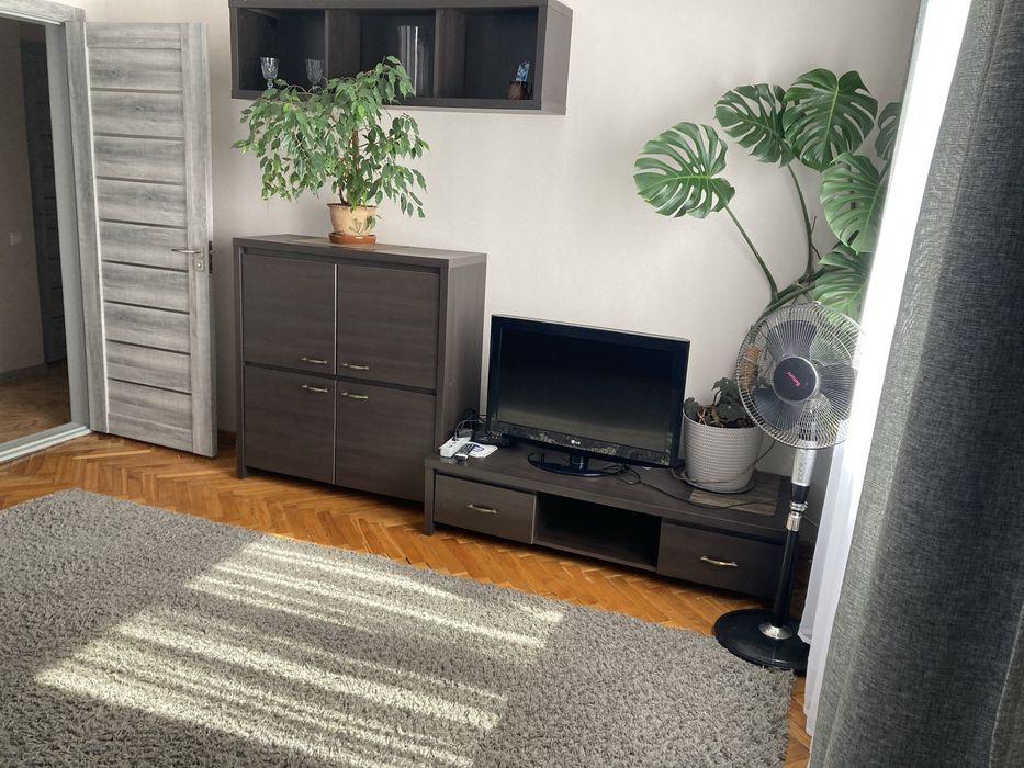 2-к квартира подобово,центр. опалення,на Соборній 101,6 місць,докум.