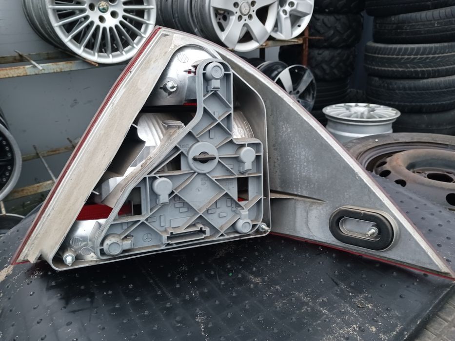 Mercedes w 203 lampa tył prawa lewa seden