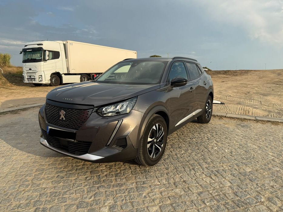 Vendo Peugeot 2008 Allure 1.2 PureTech 100cv, matriculado em junho de 2022, com 140.000 km.