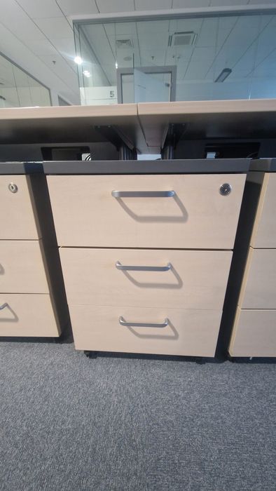 Biurko + szafka  +  przegroda