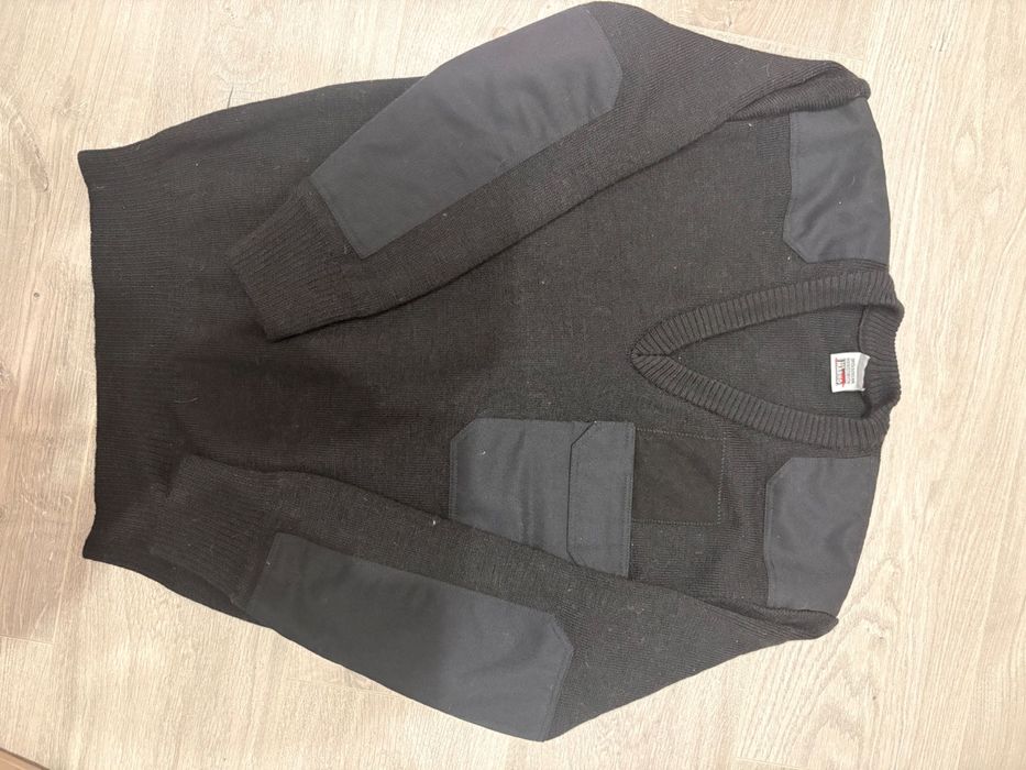 Sweter wojskowy z dekoltem w serek