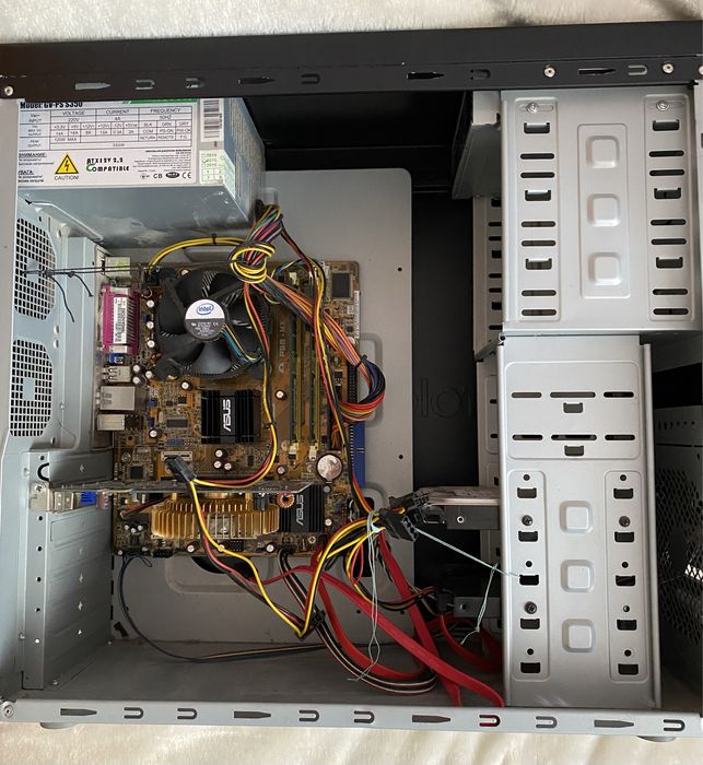 Системний блок, монітор, клавіутура, шнури, мишка, ковиик