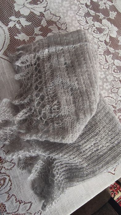 Новенький пуховий шаль.