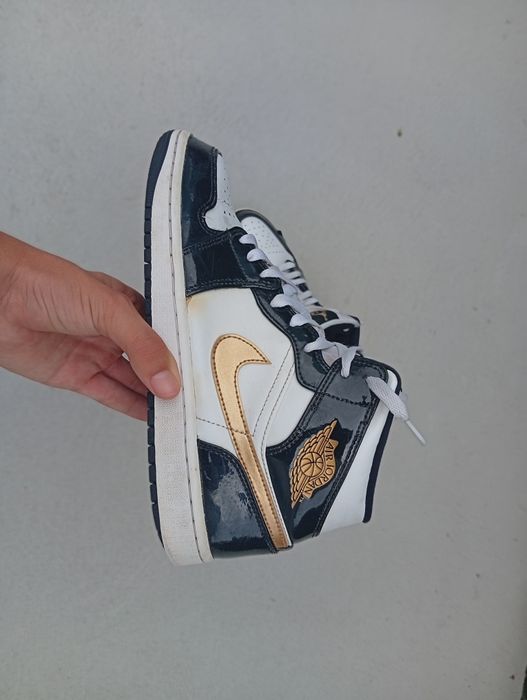 Vendo sapatilhas Nike Air Jordan 1 Mid SE Black/White/Gold. Tamanho 42.5