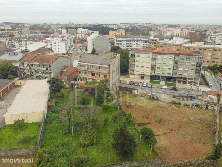 Apartamento T0, com varanda, na Rua Costa Cabral, Porto