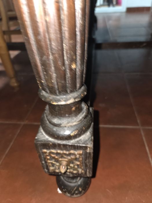 Mesa oval extensível + 4 cadeiras.