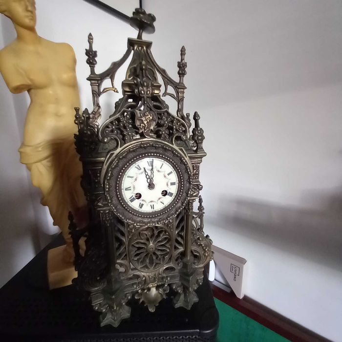 Relógio de Mesa Antigo Neogótico em Metal a Corda (30cm) com Chave – Funcional
