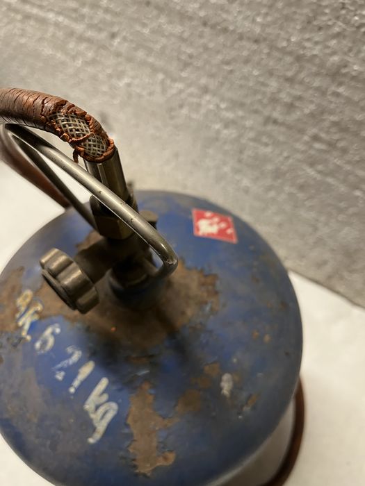 Mała butla gazowa z palnikiem