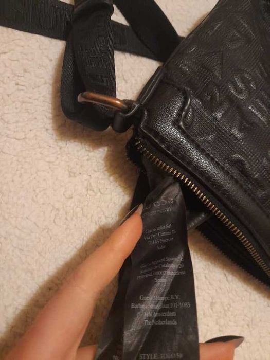 Czarna wytłaczana torebka na ramię saszetka Guess New Boston Embossed