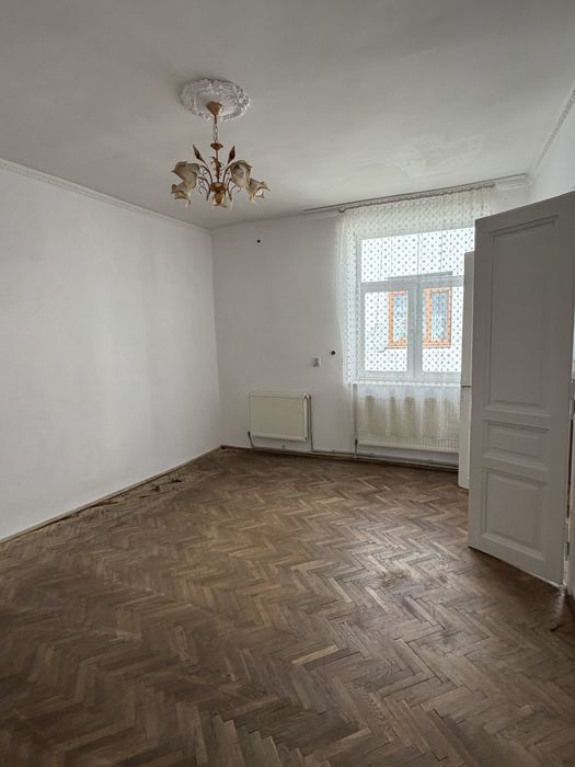 Продаж окремого будинку в центрі міста з можливістю добудови, 3 кімнати, горище, підвал, власний двір
