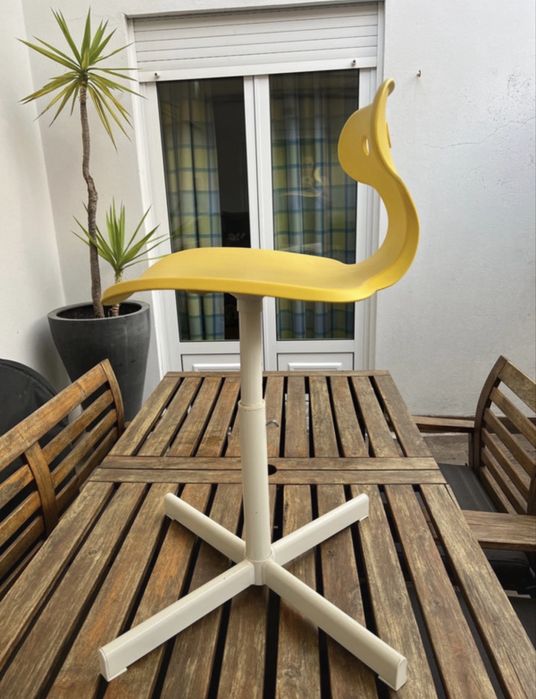 Cadeira IKEA amarela