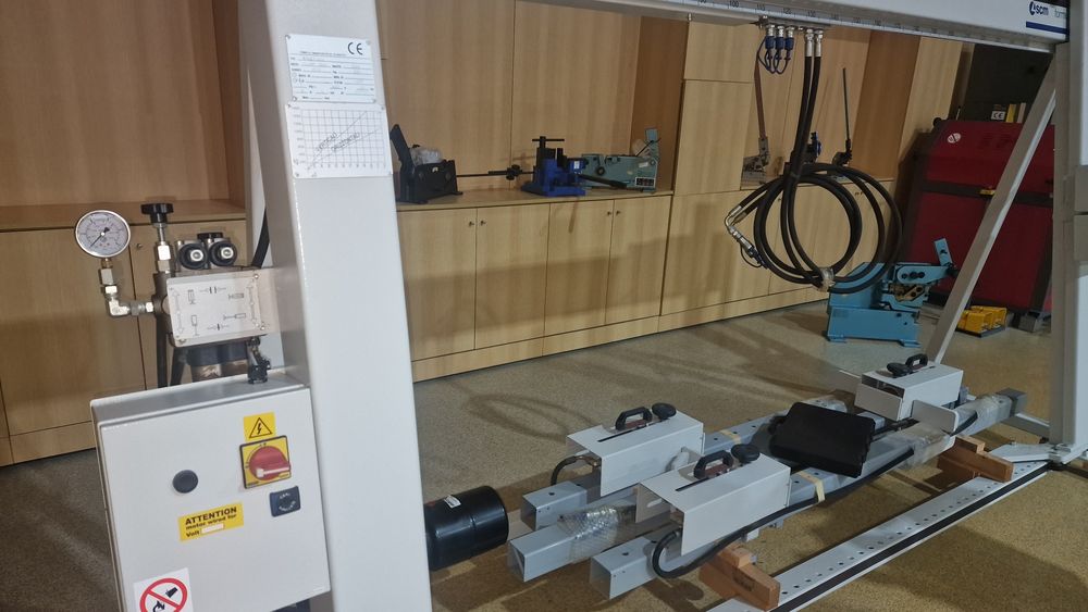 Prensa hidraulica com 3 cavaletes da marca scm maquina nova