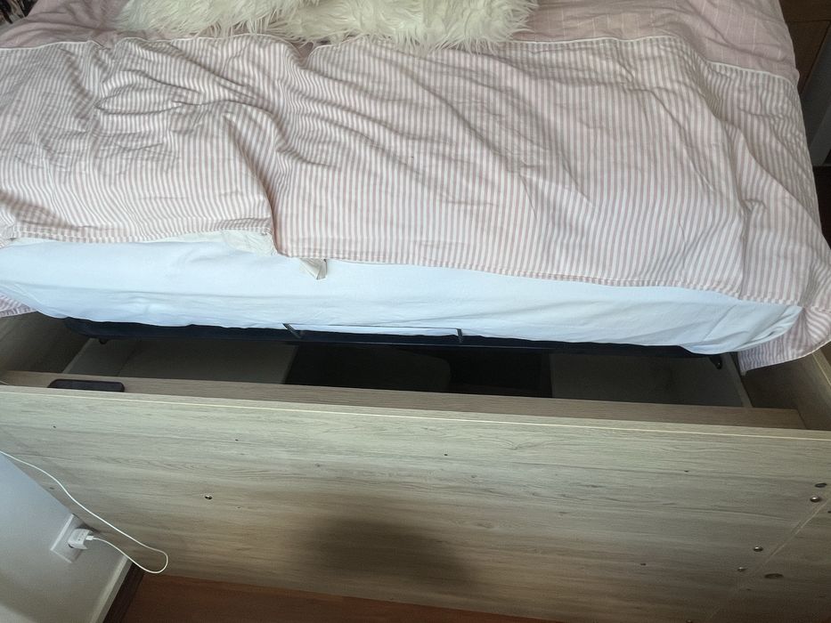 Cama(+ colchão ortopédico)de casal 183cmX133cm, arrumação e biblioteca