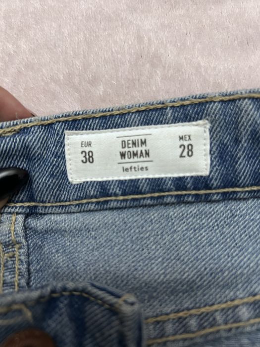 Calções de ganga rasgadas