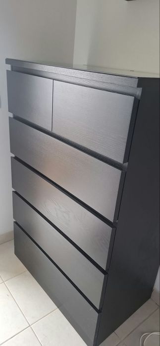 Cómoda alta com 6 gavetas e tampo em vidro