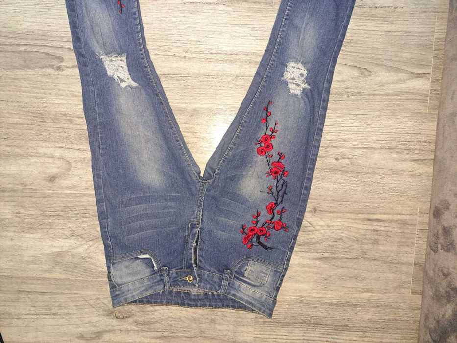Spodnie jeansowe M zdobione haftowane kwiatki