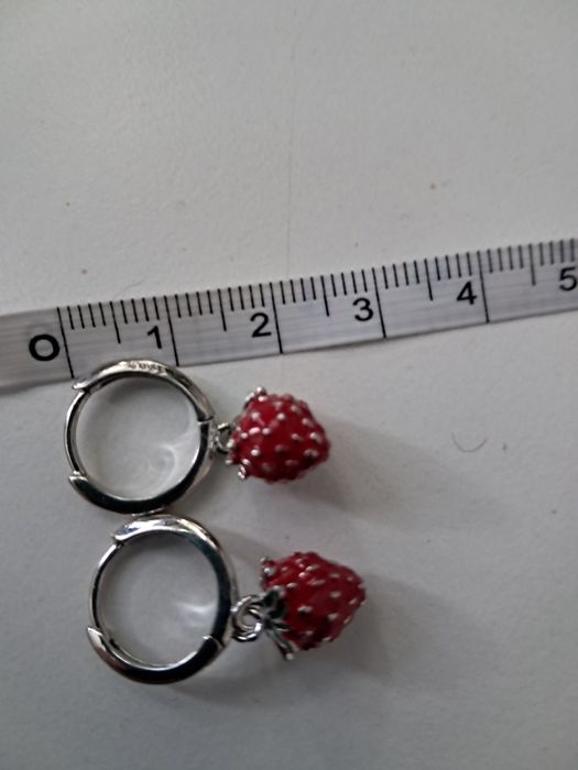 Urocze ,srebrne kolczyki truskawki.