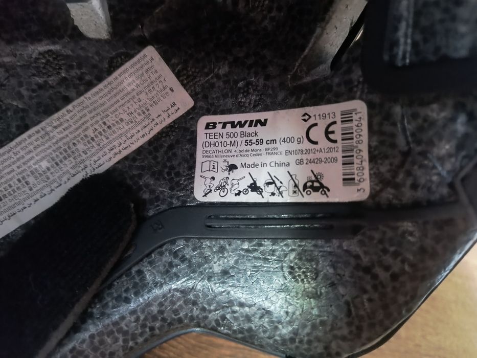 Kask rowerowy Btwin Decathlon czarny 55-59 na hulajnoge mało uzywany