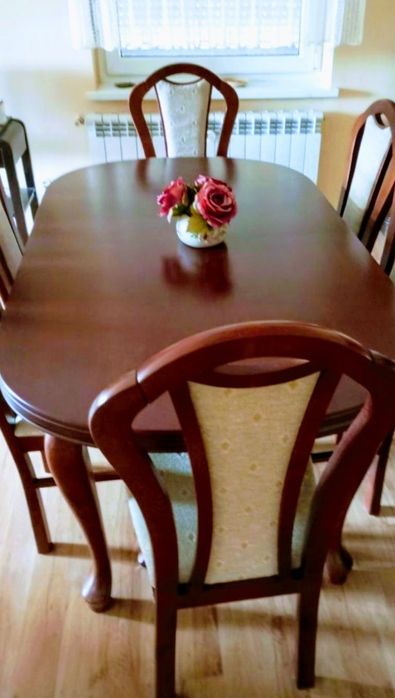 stół z krzesłami