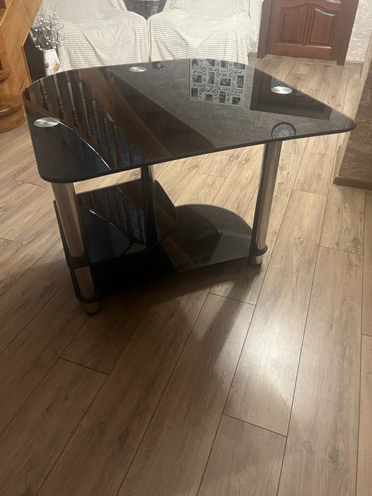 Скляний стіл журнальний