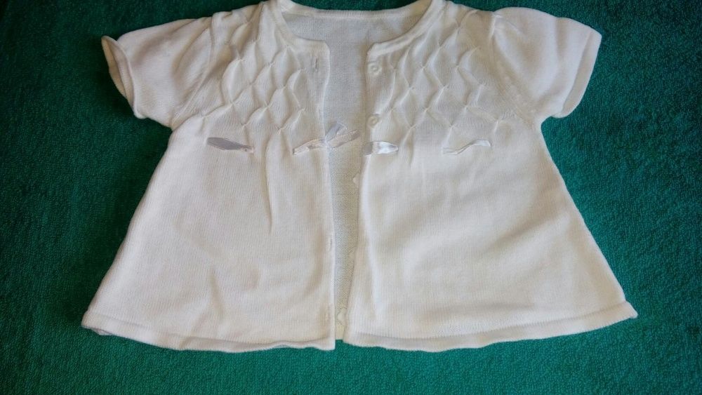 Bialy sweterek dziewczecy